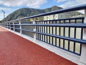 Barandillas de Aluminio Personalizables de Alta Calidad, Barreras de Tráfico de Acero Galvanizado por Inmersión en Caliente Duraderas para Carreteras, Puentes, Ríos y Vías - Product Image 5