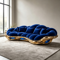 Canapé de luxe courbé en velours bleu roi capitonné avec base texturée or brillant, coussin à bulles et structure intégrée en fibre de verre