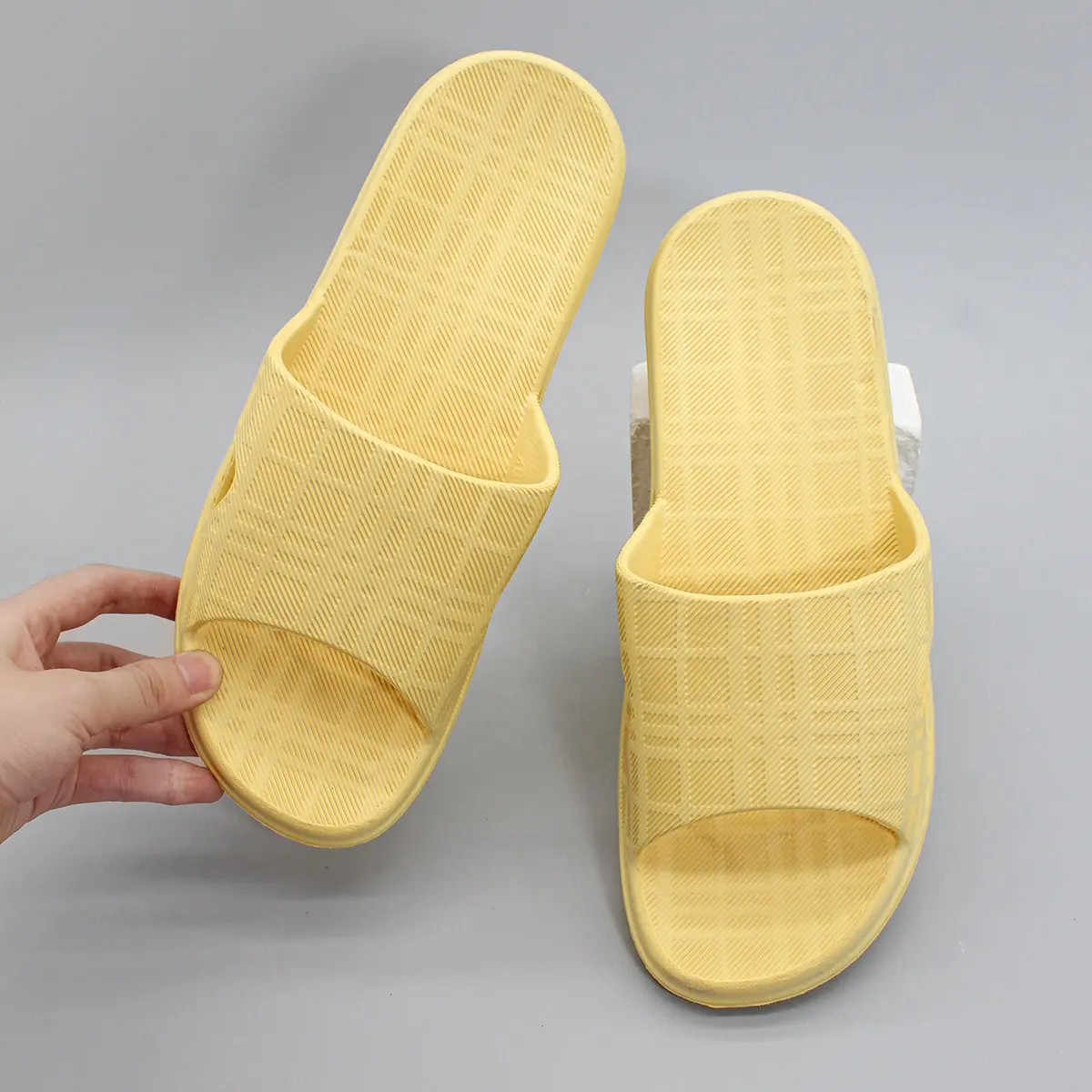 OEM nuevos diseños personalizados PVC EVA playa verano amarillo diapositivas interior sandalias moda casa diapositivas zapatillas para hombres mujeres señora