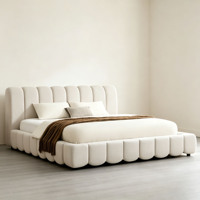 Lit plateforme réglable de luxe en velours crème avec tête et pied de lit rembourrés en forme de pétales, en bois de teck pliable, taille King