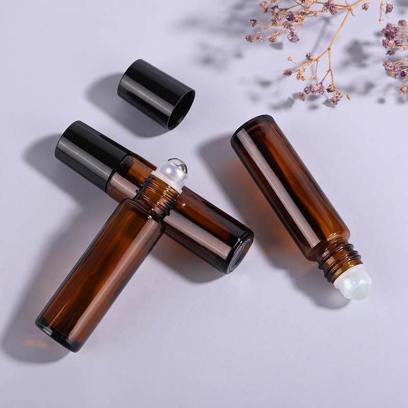 Corps ambre de bouteille + chapeau en plastique noir + perles en verre transparentes