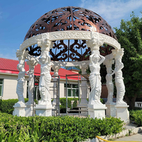 Gazebo extérieur élégant en marbre grec moderne de luxe, poli à la main, avec toit métallique