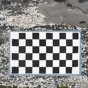 Bandera de 3x5 pies con Diseño de Cuadros Blancos y Negros, Impresión Térmica por Transferencia, 100% Poliéster - Product Image 2