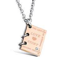 Un livre d'amour qui écrit notre amour Collier pendentif livre de lettres gravées en acier inoxydable pour couple