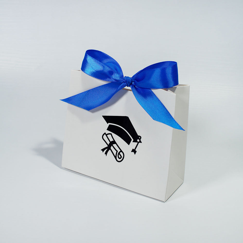 Sac blanc avec ruban bleu