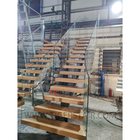 Escalier sur mesure en bois de caoutchouc thaïlandais écologique avec marches, monopoutre, clous publicitaires et garde-corps en verre