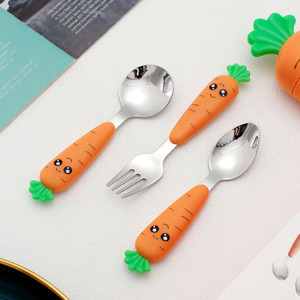 Juego de Cubiertos Portátiles para Niños con Diseño de Rábano, Cuchara y Tenedor de Acero Inoxidable con Estuche - Product Image 5