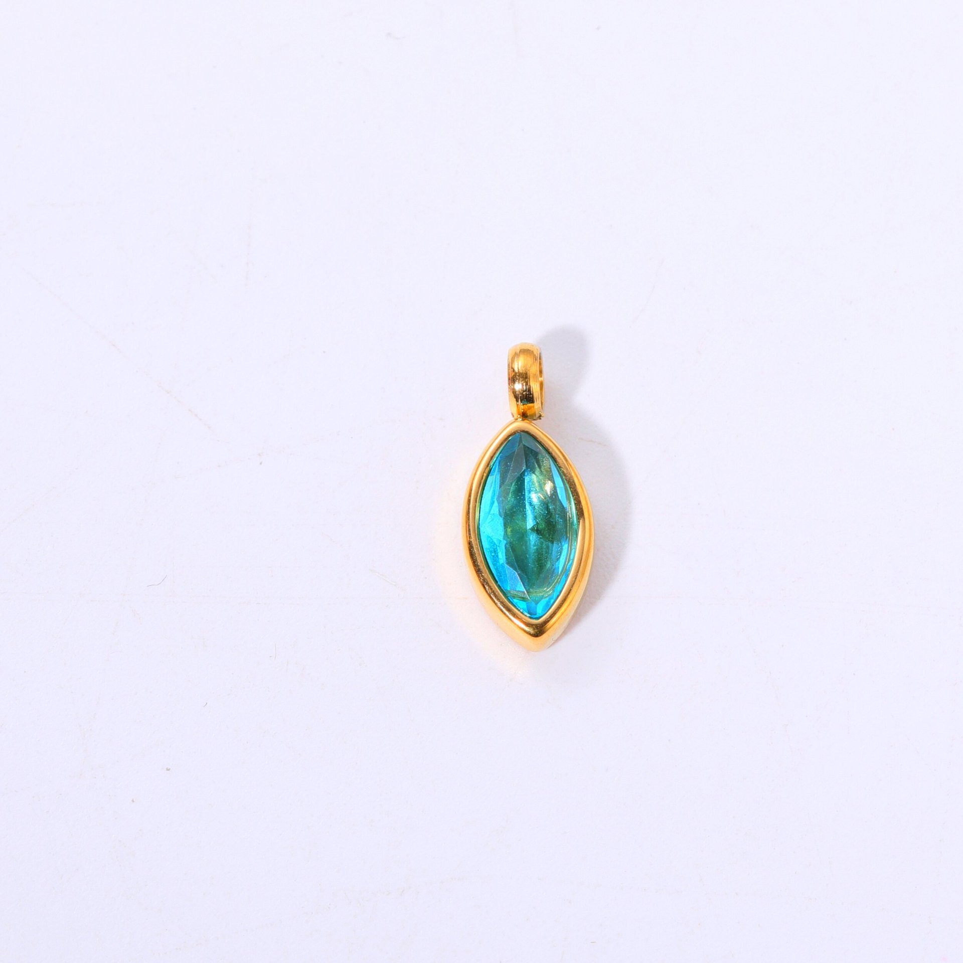 Non.Pendentif 4 zircons bleus ovales
