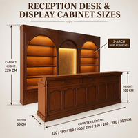 Bureau d'accueil classique aspect bois avec étagères arquées et panneaux décoratifs pour hall d'hôtel ou bureau