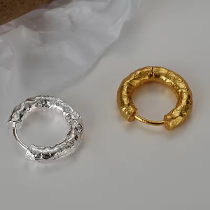 Pendientes de Aro Pequeños Minimalistas Elegantes Franceses de Latón Chapado en Oro con Superficie Arrugada Estilo Martillado, Venta al por Mayor - Product Image 1