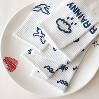 Les chaussettes blanches en pur coton absorbent la sueur et les chaussettes mi-longues respirantes pour le printemps et l'automne