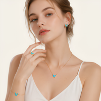 Lot de 4 bijoux en alliage : Collier pendentif mini papillon, élégantes boucles d'oreilles clous papillon et bague pour femme