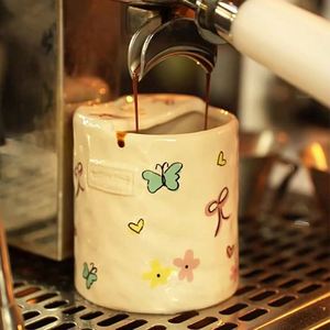 แก้วเซรามิคลายผีเสื้อสีสันน่ารัก ดีไซน์เก๋ ขายดีสำหรับเปิดเทอม พร้อมกล่องบรรจุ - Product Image 3
