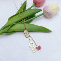 Collier personnalisé plaqué or avec contour de la carte du Liban, plaque nominative arabe et pendentif cœur en émail rouge superposé sur chaîne