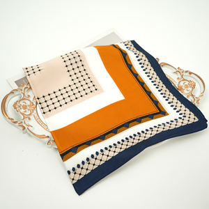 <span class=keywords><strong>Foulard</strong></span> carré 55 cm en <span class=keywords><strong>soie</strong></span> de mûrier <span class=keywords><strong>100</strong></span> %, imprimé floral, technique numérique, accessoire de luxe en <span class=keywords><strong>soie</strong></span> pour <span class=keywords><strong>femme</strong></span>, idéal pour mariage et fête - Product Image 6