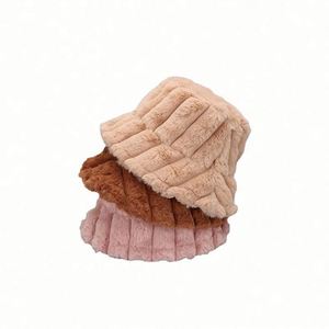 Sombrero de Pescador Cálido y Afelpado con Patrón a Cuadros para Mujer, Gorro de Invierno de Peluche, Venta al por Mayor en Stock - Product Image 1