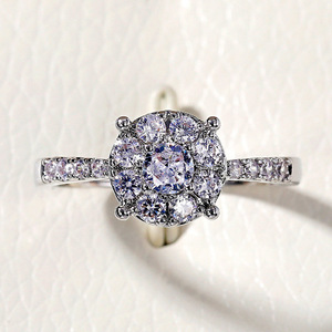 Anello di Diamanti F826 in Oro Bianco, Taglio Brillante Rotondo, Diamante Naturale Colore D, Gioiello da Donna per Fidanzamento - Product Image 2