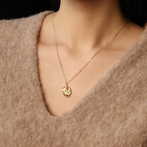 Ladmétalliques — collier avec pendentif organique en acier inoxydable, plaqué or, 316L, tendance, pendentif à texture bombée, avec porte-bonheur, design - Product Image 2