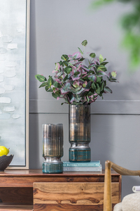 Smokey and Sublet: Exactamente lo que obtienes con el imponente florero de cristal que exhibe un cristal azul ahumado y un cromo. - Product Image 5