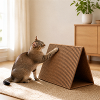 Griffoir pour chat pliable moderne en forme de triangle, en liège et papier ondulé, design peu encombrant pour chats d'intérieur