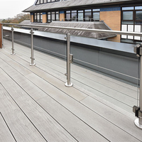 Système de garde-corps en verre pour terrasse, avec poteaux en verre mince et structure en acier inoxydable