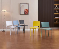 Chaises de salle à manger empilables en plastique PP de couleurs OEM contemporaines modernes et bon marché à vendre