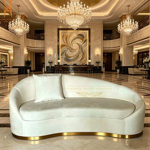 Canapé Chaise Longue Courbé Moderne de Luxe en Velours Blanc avec Base Dorée pour Hôtel, Mariage, Mobilier de Maison - Product Image 4