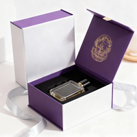 Boîte cadeau de parfum personnalisée, intérieur violet, carton rigide blanc, fermeture magnétique, dorure à chaud, couvercle à charnière en satin, emballage de luxe