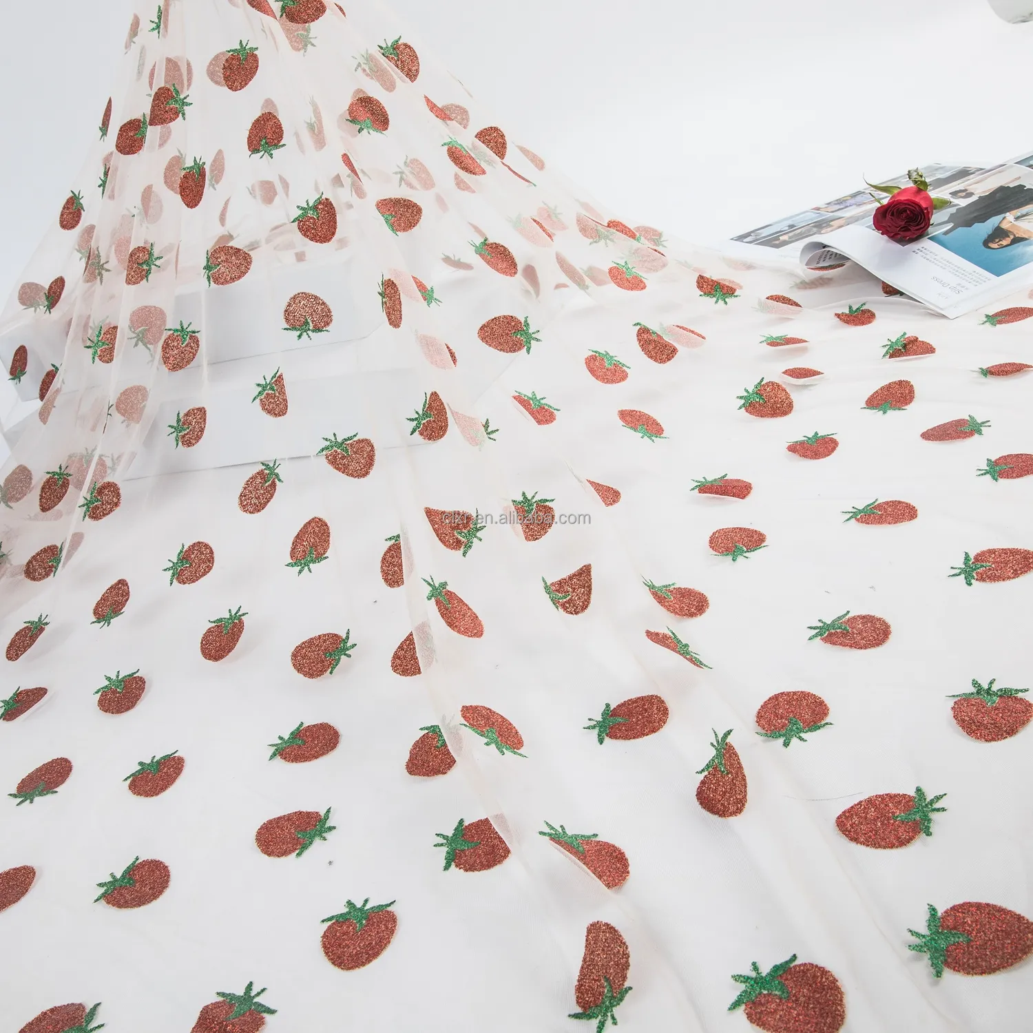 Penjualan langsung dari pabrik kain Tulle Glitter Strawberry Thermoprint pernikahan 100% Polyester Mesh kain