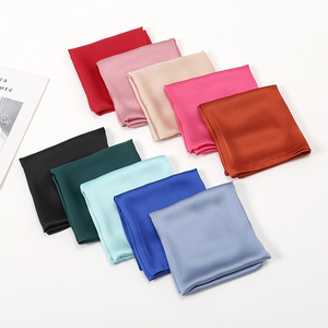 Lenço Quadrado de Cetim Liso 70*70cm, Macio e Sedoso, Lenço Decorativo Multifuncional para Mulheres - Product Image 1
