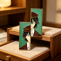 Épinglette personnalisée en émail dur, rectangulaire verticale, avec personnage d'anime garçon et fond vert pailleté