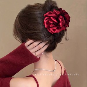 Pince à cheveux/pince requin en satin à motif floral, chic et élégante à la française, pour femme, un accessoire de coiffure sophistiqué. - Product Image 2
