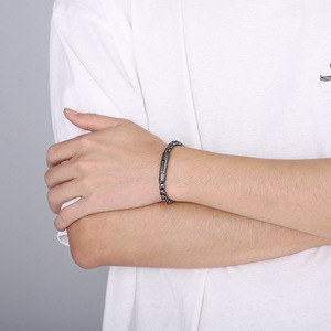 สร้อยข้อมือสแตนเลสกล่องสี่เหลี่ยมทันสมัยสำหรับผู้ชายสไตล์ฮิปฮอปเย็นสไตล์ฮิปฮอปไทเทเนียมพร้อมลวดลายเรขาคณิตไข่มุก - Product Image 4