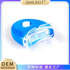 Dispositivo para blanquear los dientes con pequeña luz azul. - Product Image 5