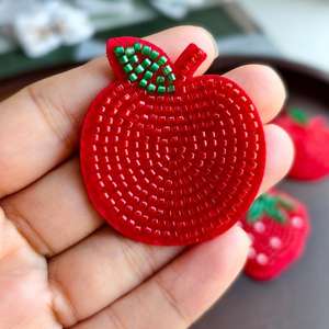 Patch de créateur pour femmes, motif fraises, design coloré et original, personnalisable, rétro, haute qualité, pour fêtes - Product Image 3