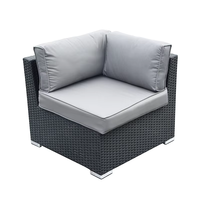 Ensemble table et canapé en rotin tressé avec structure en aluminium de style moderne, finition thermolaquée, pour hôtels et cours.
