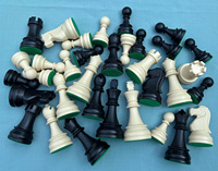 Les Pièces d'échecs en plastique ultra-résistantes à triple poids pour tournoi - Roi de 3,75 po avec 2 reines supplémentaires pour la promotion des pions