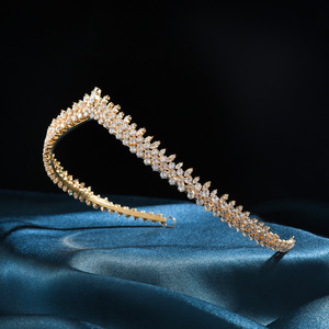 Diadème de Mariée de Luxe Fait Main en Or, Couronne de Mariage Scintillante en Cristal Marquise, Élégante Tiare Étoilée pour Concours de Beauté, Mariages et Bals de Promo pour Filles - Product Image 3