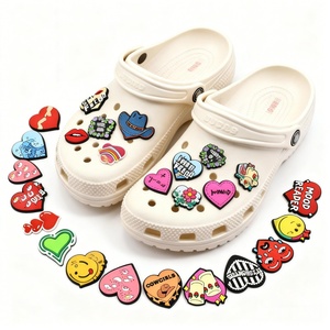 Décorations de chaussures en vrac pour la Saint-Valentin, décoration florale en forme de cœur pour chaussures, accessoires de boucle, ensembles de breloques personnalisées pour chaussures - Product Image 1