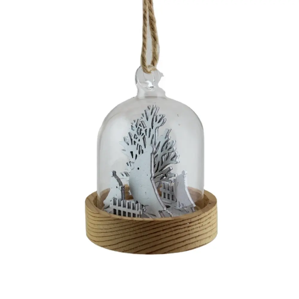 木と鳥とクリスマスの装飾品をぶら下げているミニガラスのドーム