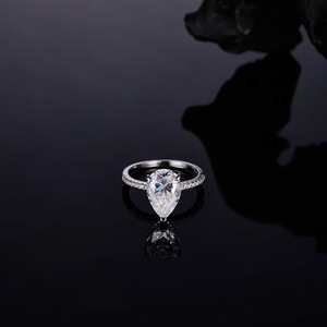 Anillo de Compromiso con Moissanita Corte Pera, Plata 925 con Baño de Rodio, Engaste de Garras, Banda Pavé, Estilo Clásico para Mujer - Product Image 4