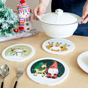 Salvamanteles Aislante con Estampado Navideño, Redondo, de Cuerda de Algodón Beige, con Diseño de Reno, Muñeco de Nieve y Duende, para Uso Doméstico - Product Image 2