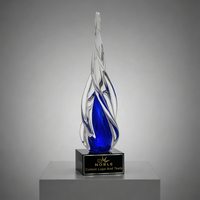 Trophée de reconnaissance en verre artistique torsadé rouge, bleu et vert, avec logo personnalisé sur mesure, cadeau d'entreprise du fabricant Noble