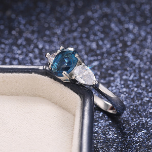 Anello F181 in moissanite, argento 925, taglio ovale, anello di fidanzamento a tre pietre per donna, montatura a griffe, gioiello. - Product Image 4