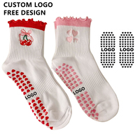 Fabricant de chaussettes de yoga à volants tendance de haute qualité pour femmes Cherry Crew Logo personnalisé antidérapant brodé Pilates Grip Ruffle