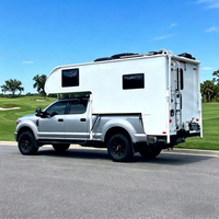 Camper entièrement équipé monté sur la benne d'un camion