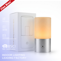 Kotak Hadiah Premium Lampu Meja LED Isi Ulang Minimalis Modern untuk Ruang Makan, Bar, dan Perhotelan, dengan Desain Kaca & Aluminium, Tanpa Kabel, dan Pencahayaan Ambient.