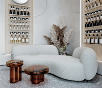 Canapé en tissu élégant et courbé avec rembourrage moelleux pour salon spacieux et appartement
