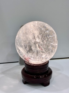 Grande Sfera di Cristallo di Quarzo Naturale Trasparente da 120mm con Inclusioni Arcobaleno, Pietra Curativa per Feng Shui e Arredamento Casa, 2kg - Product Image 5