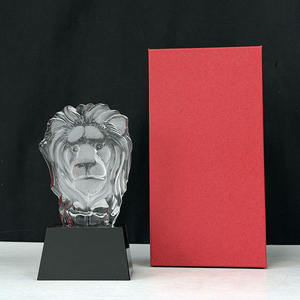 Trophée en cristal sur mesure avec base noire, motif <span class=keywords><strong>lion</strong></span> et iceberg - Product Image 6